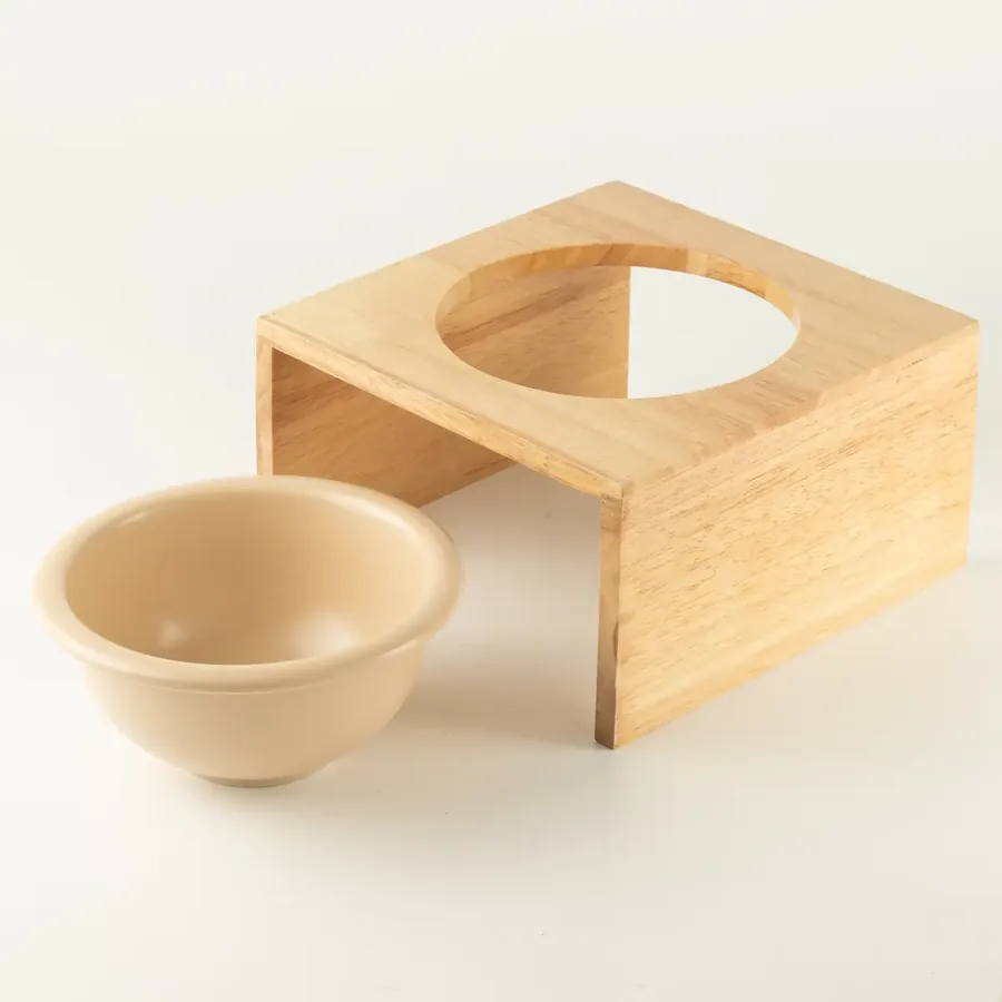 Comedero de cerámica con soporte de madera — Ø 14 cm · Cerámica + madera